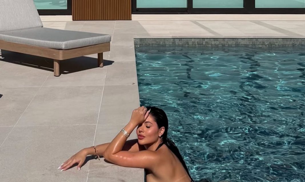 La Dura publica atrevidas fotos con nada más que una tanga G-string