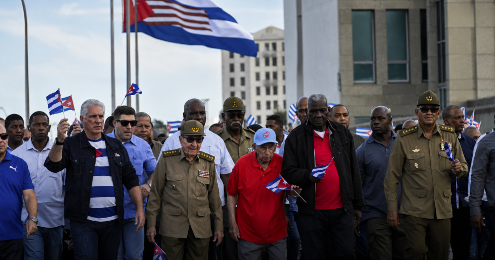 Funcionarios del régimen cubano enfrentan nuevas sanciones de Estados Unidos mientras crece la presión sobre Raúl Castro y Díaz-Canel responde por los drones militares.
