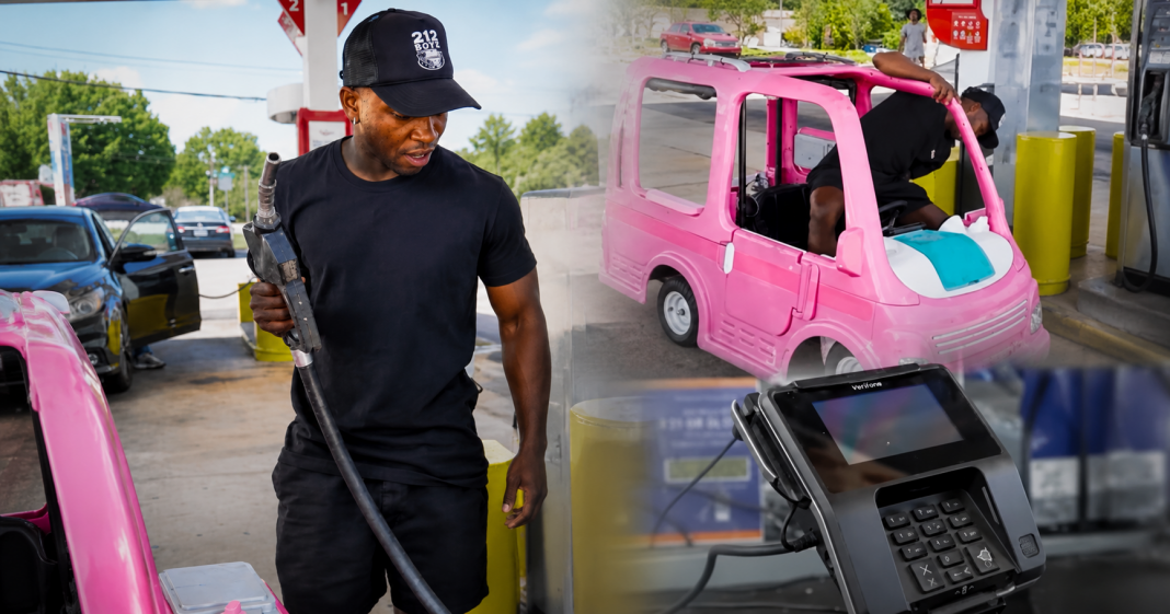 Hombre en Georgia conduce coche de juguete Barbie como protesta por los altos precios de la gasolina en Estados Unidos en 2026