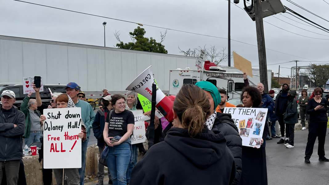 Activistas protestan frente a Delaney Hall, New Jersey