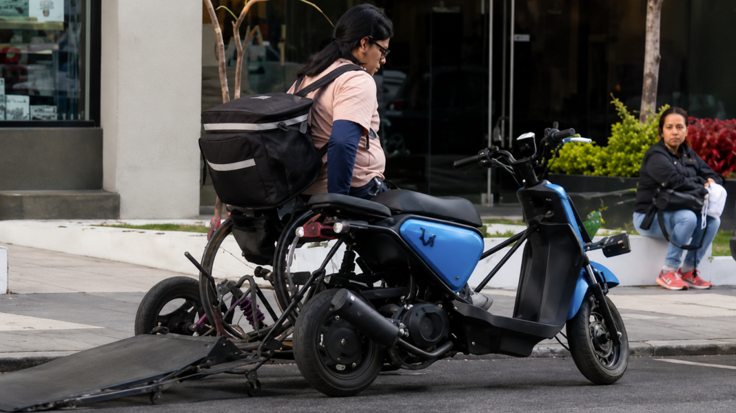 Daniel Alatorre repartidor silla de ruedas Guadalajara Jalisco sube a su moto adaptada con mochila de delivery