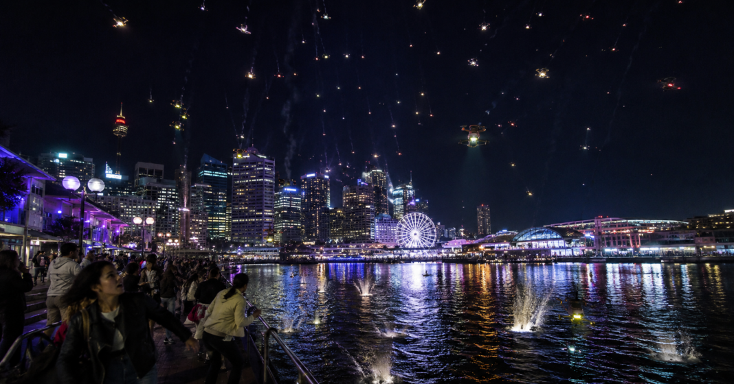 Drones Vivid Sydney cayendo sobre Darling Harbour durante el show Star-Bound en el festival de luces de Sydney 2026