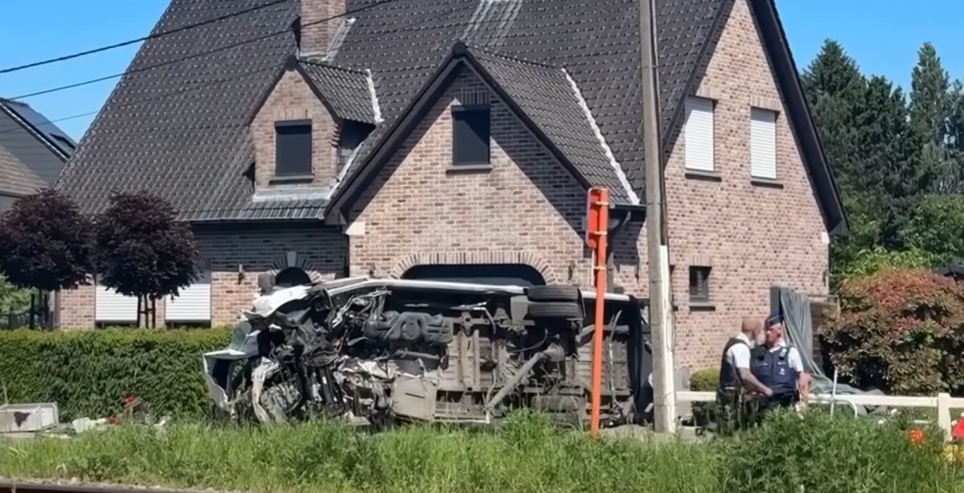 Tren en Bélgica choca contra minibús escolar y deja 5 muertos
