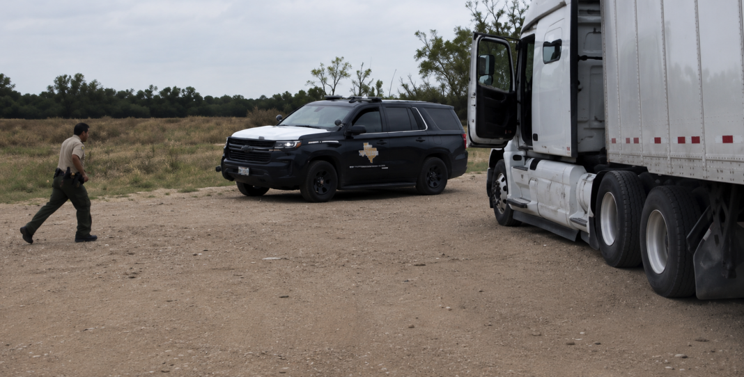 Operativo en Texas contra tráfico de migrantes ilegales