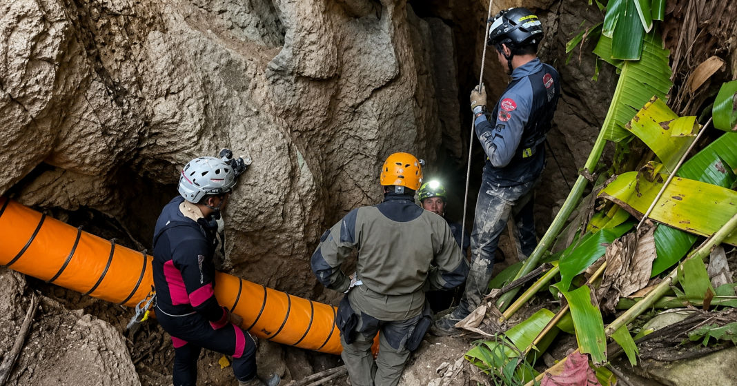 Buzos estudian cómo sacar a mineros atrapados en la cueva de Laos