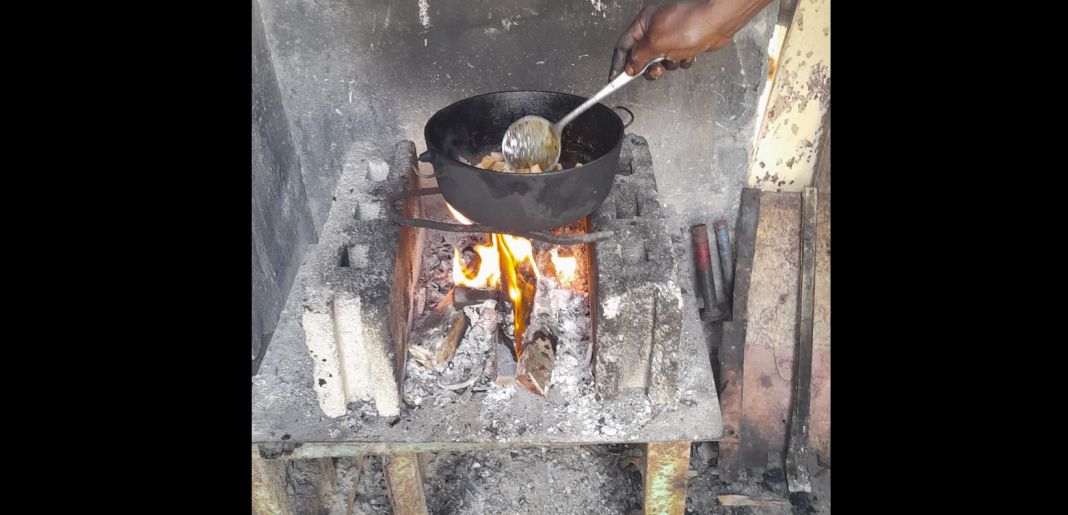 El fogón de carbón en el patio habanero no es una imagen pintoresca. Es el termómetro más honesto del estado en que se encuentra Cuba