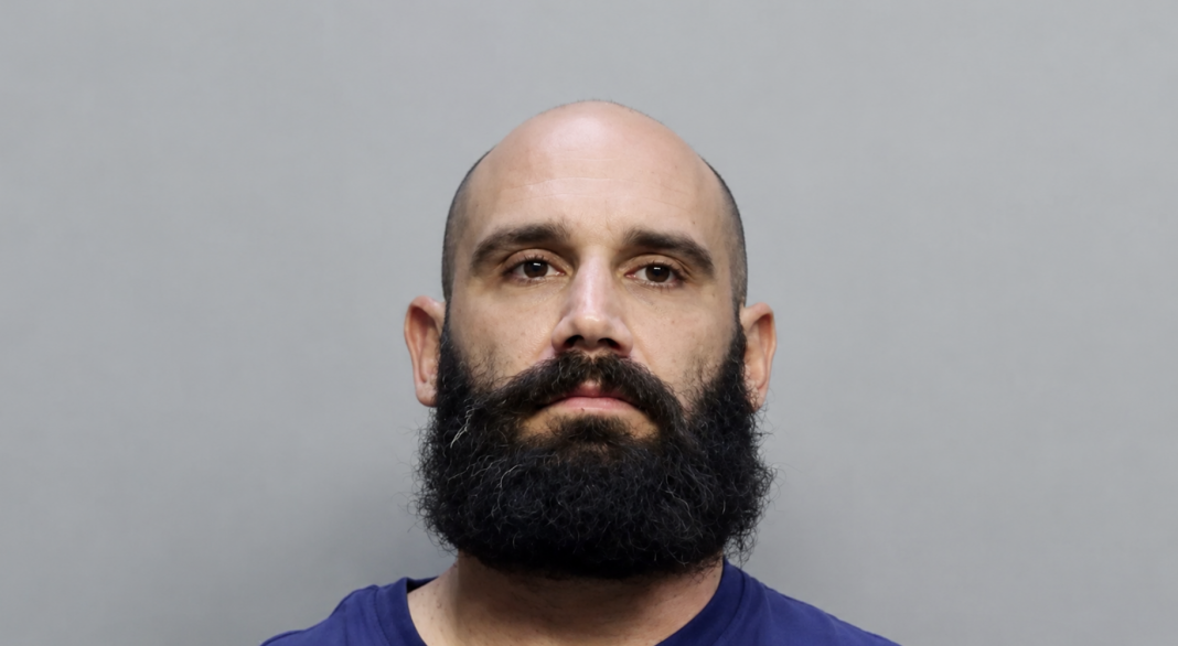 Un nuevo video muestra la respuesta policial tras el asesinato de Justin Zelin en el Akoya Condominium de Miami Beach el pasado 15 de febrero. El presunto asesino, Corey Hutterli, enfrenta cargos de asesinato