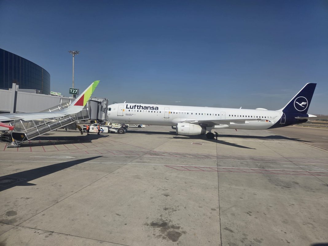 Avión de Lufthansa colapsa en su tren delantero en Frankfurt