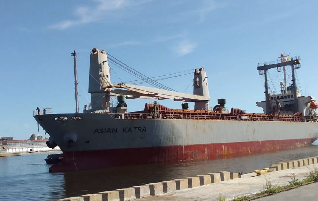 Atraca buque en La Habana con 1.700 toneladas de ayuda humanitaria proveniente de México y Belice