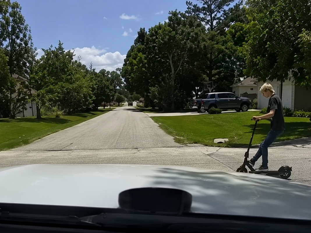 Adolescente impacta su scooter contra auto policial en Florida