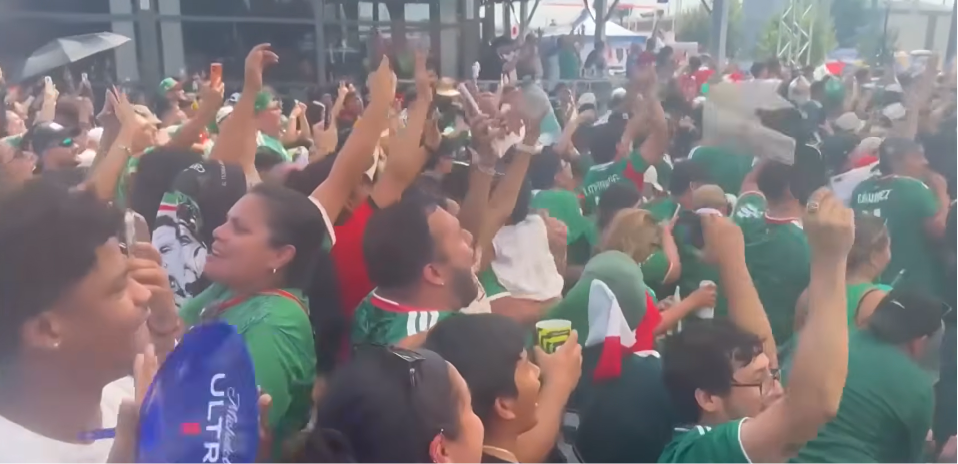 Aficionados mexicanos y surcoreanos celebran en el Estadio Akron de Guadalajara y en el Ángel de la Independencia de Ciudad de México tras las victorias inaugurales del Mundial 2026