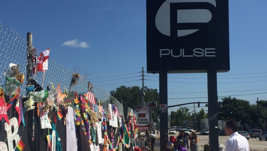 Memorial frente al club Pulse en Orlando, Florida, visitado por el gobernador Dannel Malloy el 8 de julio de 2016, tras el tiroteo del 12 de junio que dejó 49 muertos y 53 heridos.