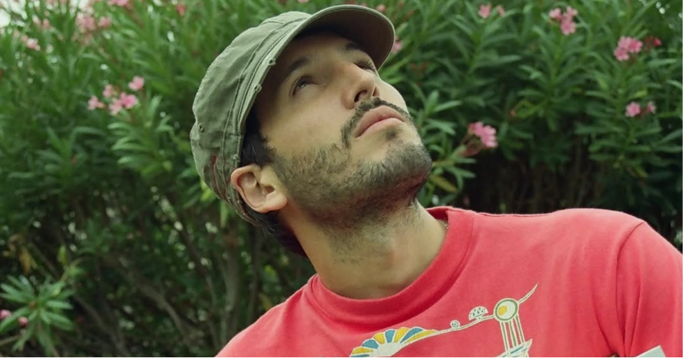 Sebastián Yatra mira a 