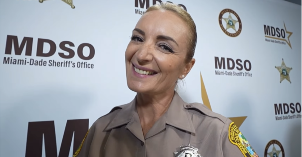 Silvia Nadal, la policía uruguaya de Miami-Dade vista cantando durante debut de Uruguay en el Mundial