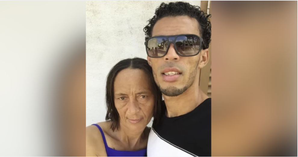 La madre de Vozinha, el portero de Cabo Verde, junto al jugador.