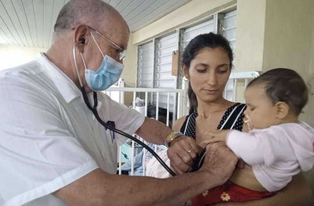 Todos los médicos cubanos en Venezuela están fuera de peligro, según el Minsap