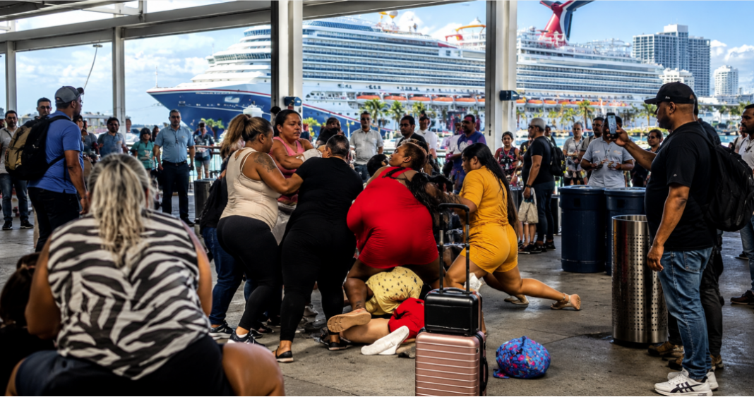 Pelea masiva en el puerto de Miami durante entrada a un Crucero de Carnival