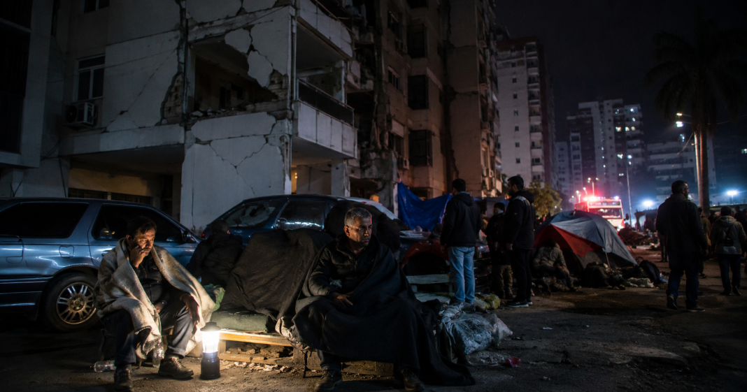 La gente en Venezuela tiene miedo a más réplicas y pernocta en las calles, tras terremoto
