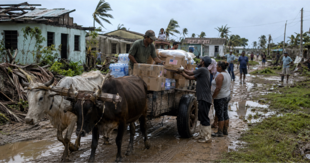 La ayuda humanitaria de EE.UU. a Cuba se reparte en carretas de bueyes