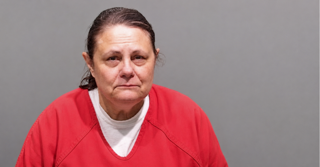 Gretchen Leanne Ryan, de 55 años, enfrenta cargos de homicidio en segundo grado luego de que las autoridades determinaran que suministró alcohol a su hija de manera casi diaria durante meses, hasta su muerte.