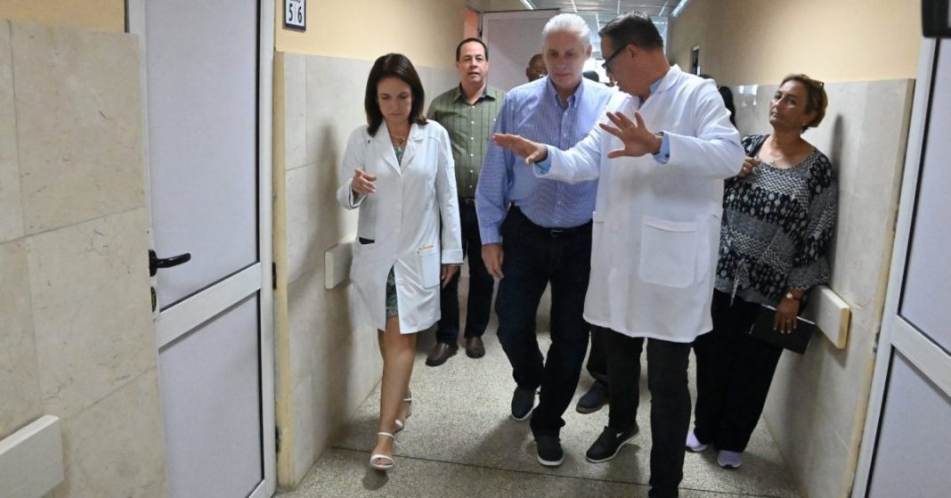 Díaz-Canel llega al González Coro y le pide a los médicos resistencia creativa