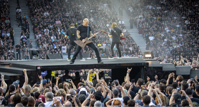 Metallica en concierto durante la gira M72, banda que donó 100.000 dólares a las víctimas del terremoto en Venezuela