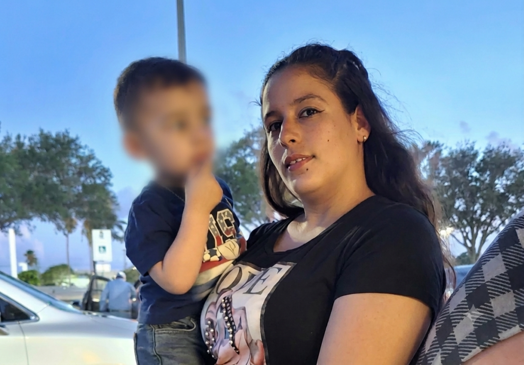 Madre cubana con I-220A es detenida por ICE y separada de su niño de 3 años