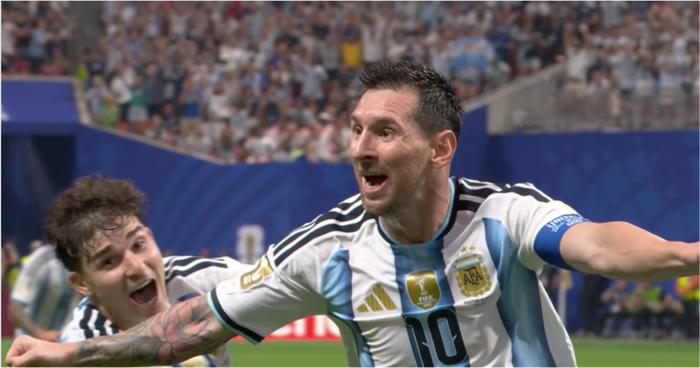 Lionel Messi llora de rodillas tras la remontada de Argentina 3-2 sobre Egipto en los octavos de final del Mundial 2026 en Atlanta