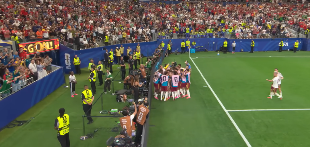 Jugadores de España celebran el triunfo 2-0 sobre Francia en la semifinal del Mundial 2026 en Dallas