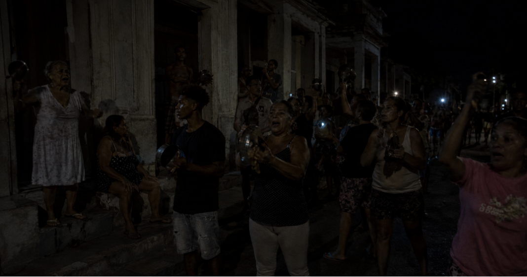 Vecinos de Guanabacoa protestan de noche con cacerolas por los prolongados apagones en La Habana