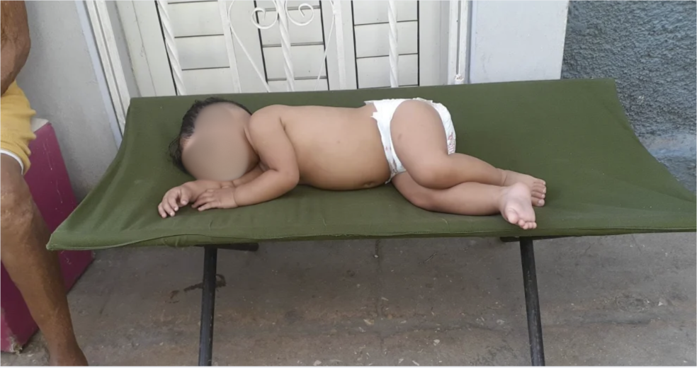 Bebé cubano durmiendo en un catre en el porche de una vivienda durante un apagón en Cuba