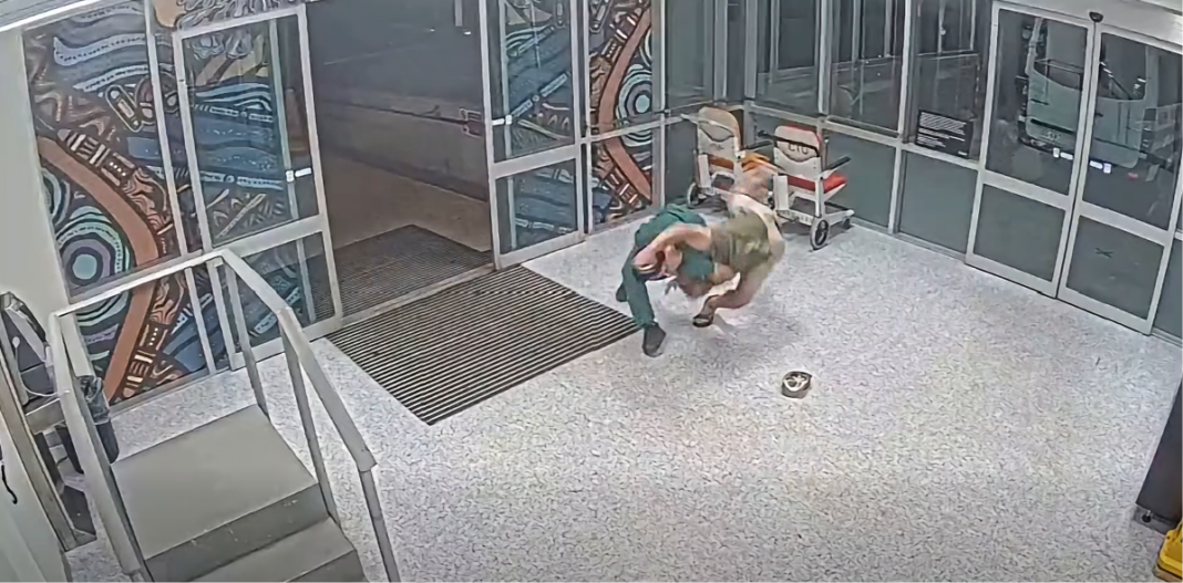 Enfermero de hospital aplica técnica de jiut jitsu para reducir a paciente agresivo