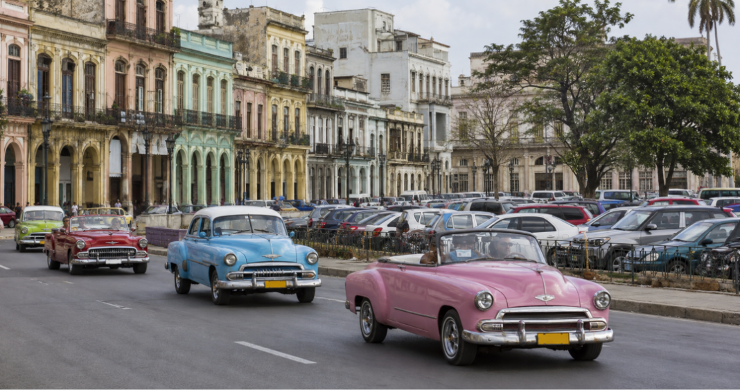 Autos antiguos y modernos en La Habana