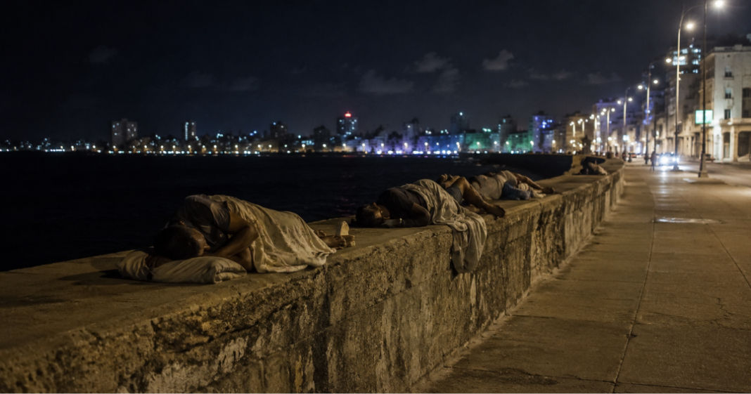 cubanos duermen en el Malecón para poder escapar del calor