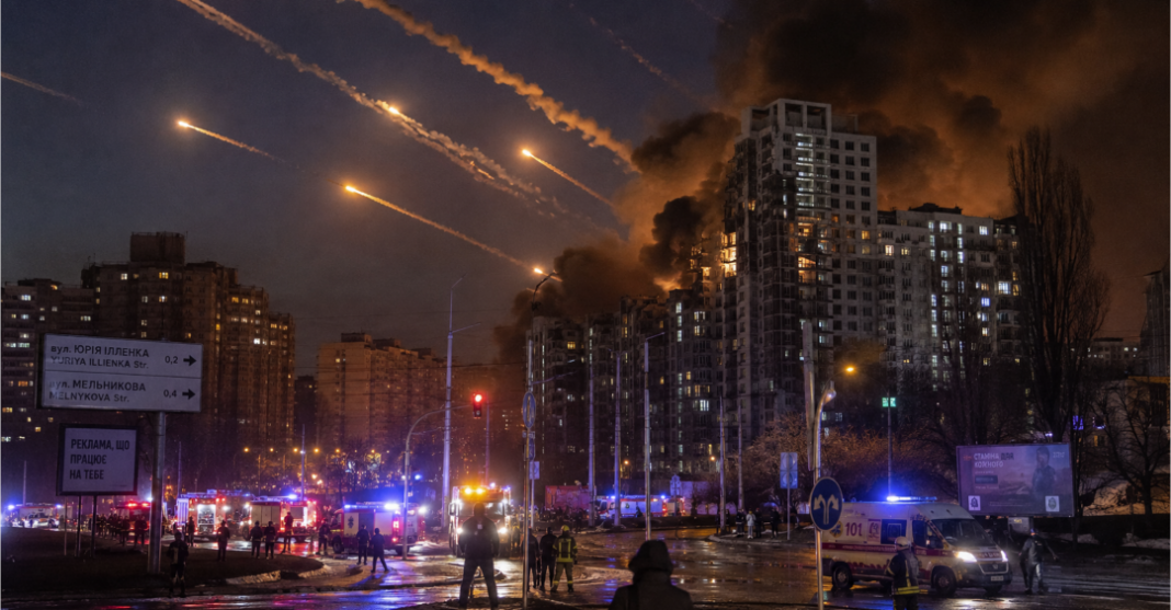 Al menos 17 personas murieron y decenas resultaron heridas durante una intensa oleada de ataques rusos contra Kyiv