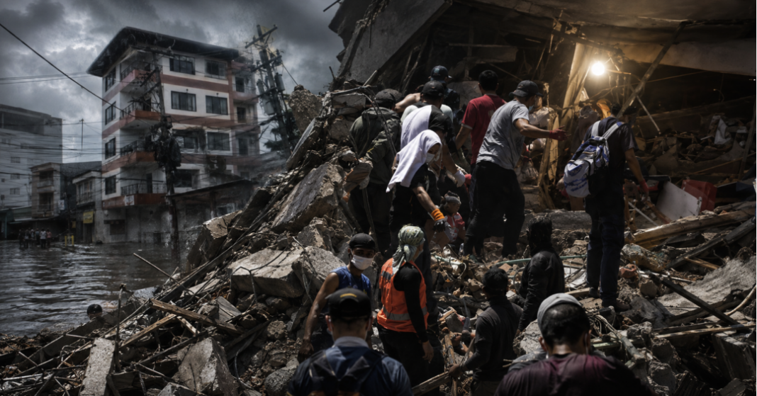 Rescatistas y residentes junto a un edificio derrumbado tras el terremoto en una ciudad de Colombia