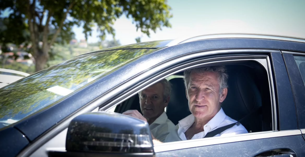 Alberto Núñez Feijóo, presidente del Partido Popular, durante un paseo en auto
