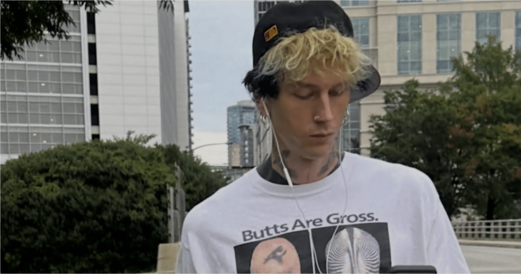 Machine Gun Kelly volcado en amor hacia su hija Saga