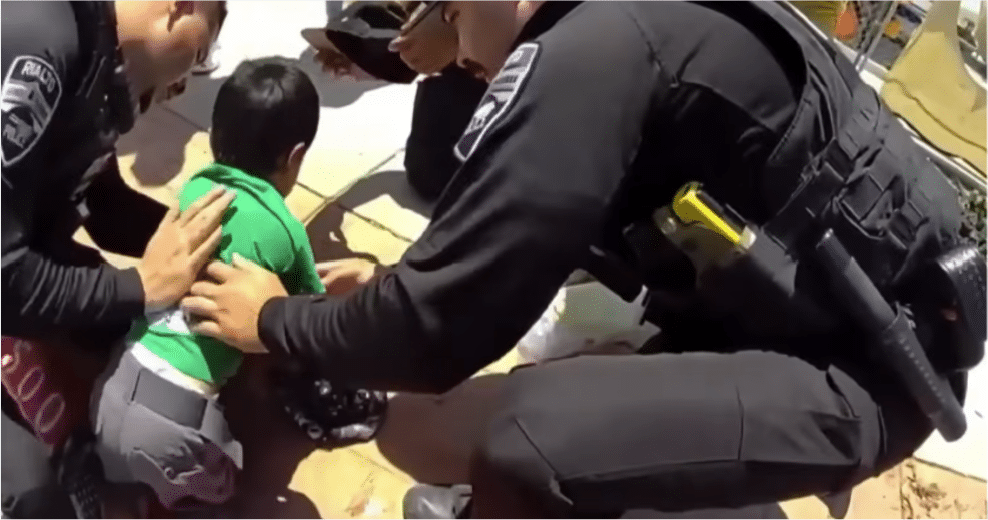 Oficiales en California salvan la vida de un niño que se estaba ahogando