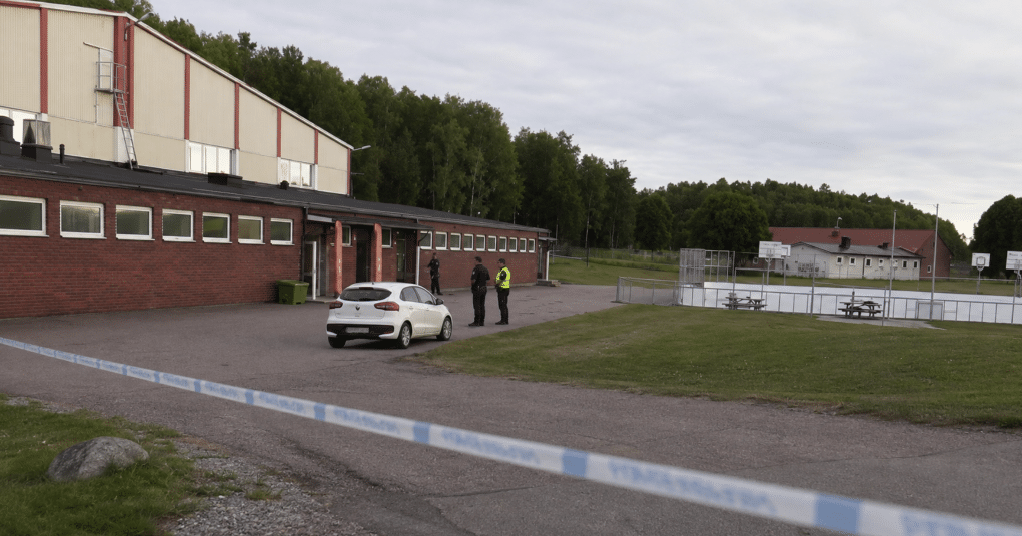 Joven en Suecia entra a una escuela con una espada y da muerte a una joven