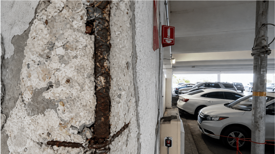 Así está el parqueo del Hialeah Hospital, el cual será demolido por inseguro