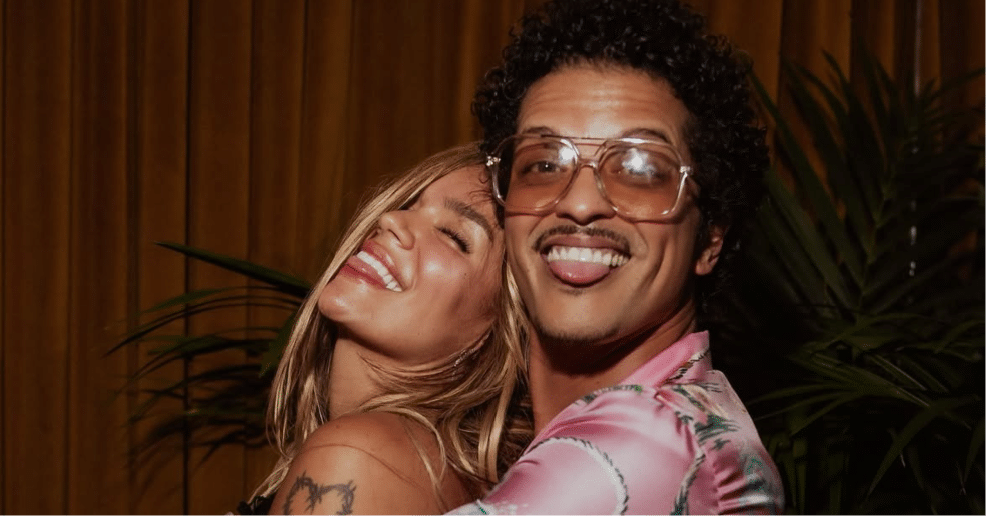 Karol G y Bruno Mars aparecen juntos en una serie de fotos y surge el rumor de un romance entre ambos