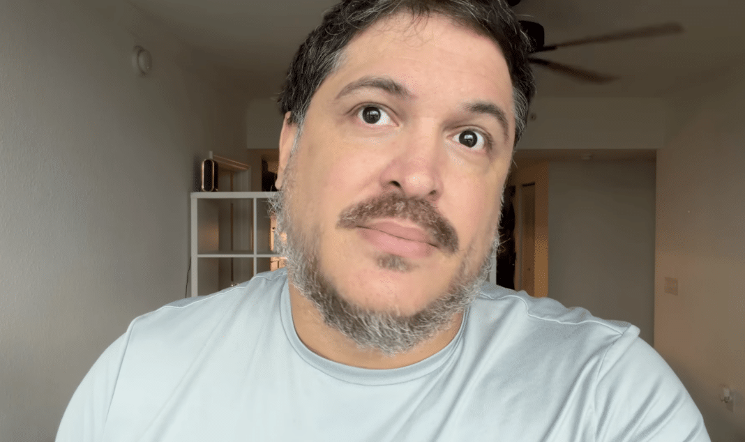 Popular creador cubano Benny The Artist pierde su billetera con la Green Card