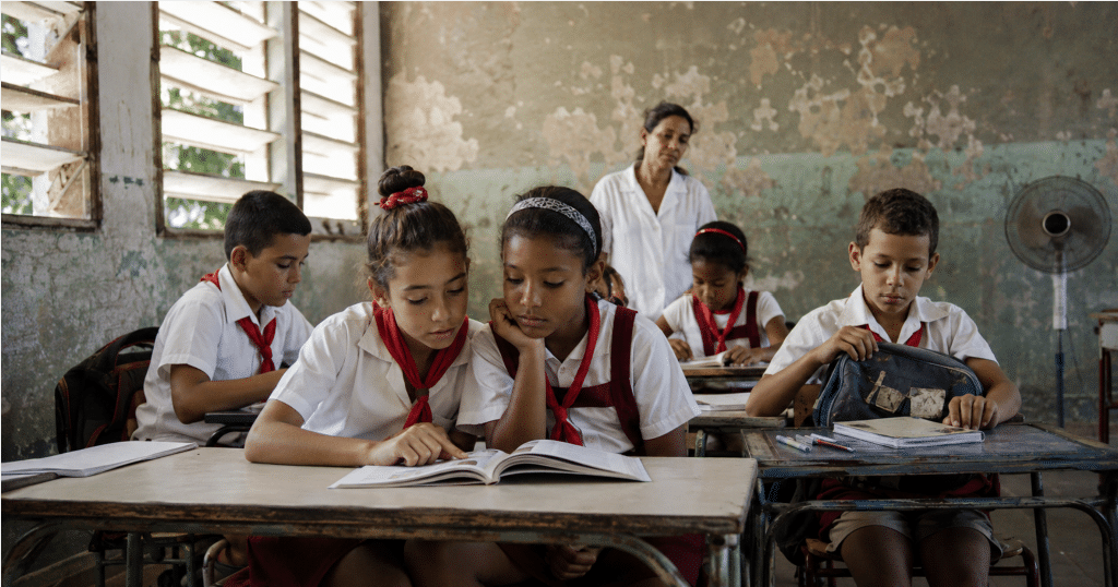Niños cubanos en un aula