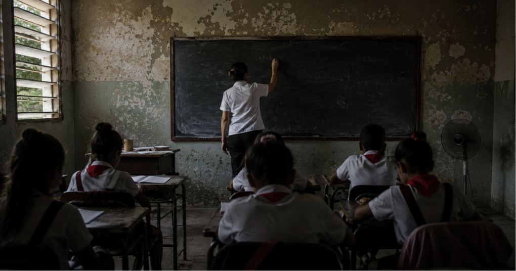 El inicio de curso en Cuba desata críticas tras periodista oficialista presumir los libros nuevos de su hija