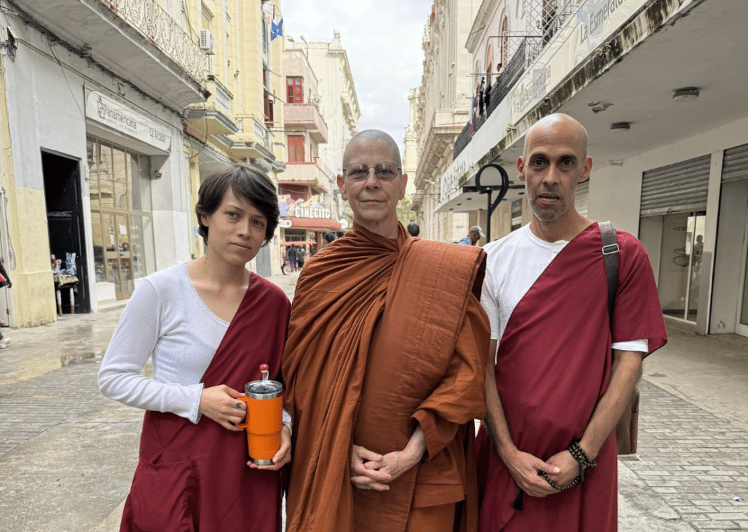 Conoce a los monjes budistas que intentan echar raíces en Cuba
