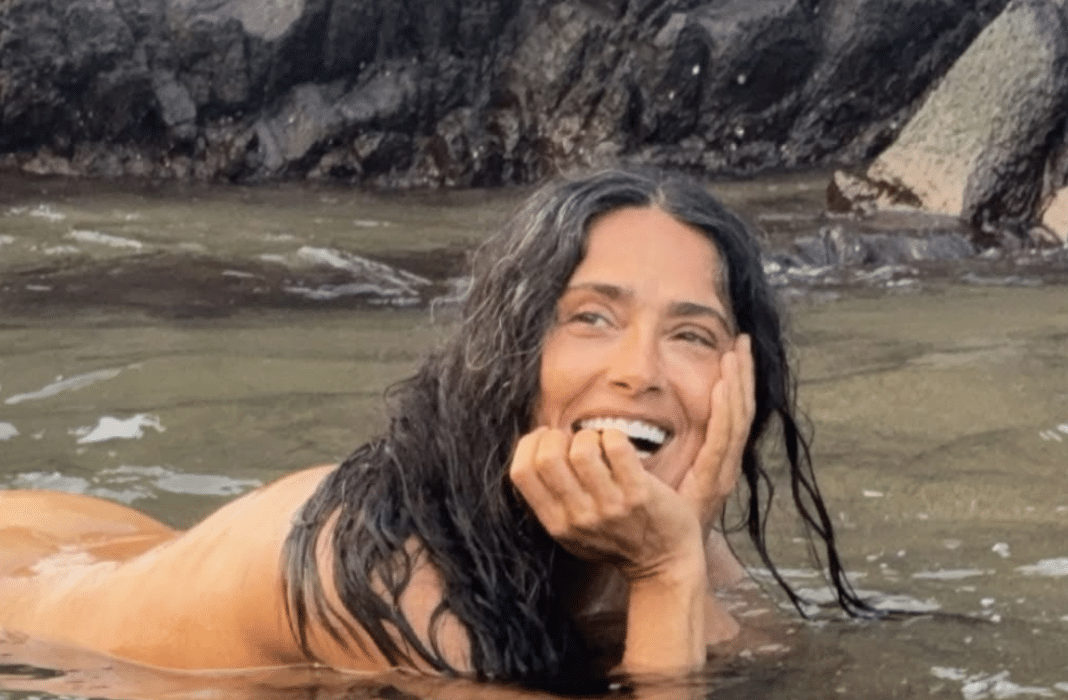 Salma Hayek posa sin ropa en el mar para celebrar su 60 cumpleaños