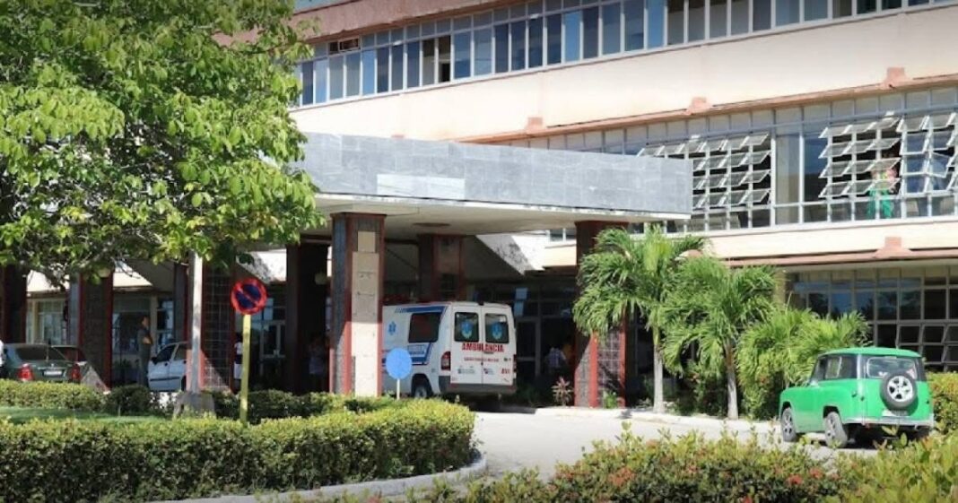 Fachada del Hospital Clínico Quirúrgico Lucía Íñiguez Landín en Holguín,