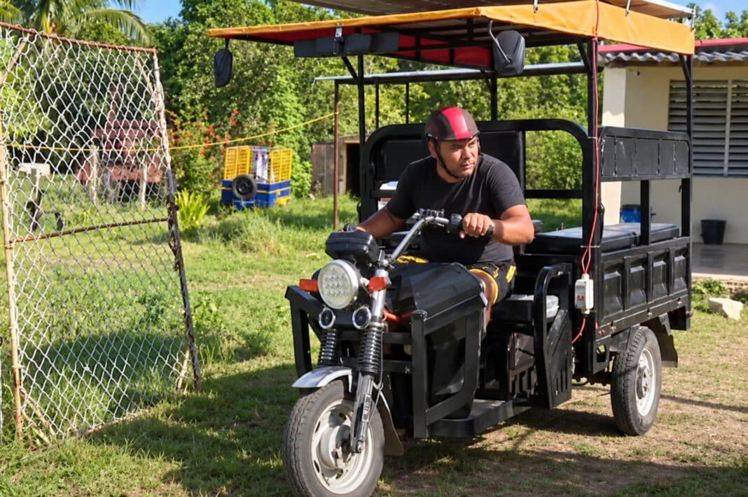 Se autodeportó de EEUU por ser I-220A y ahora se gana la vida en Cuba con un triciclo eléctrico