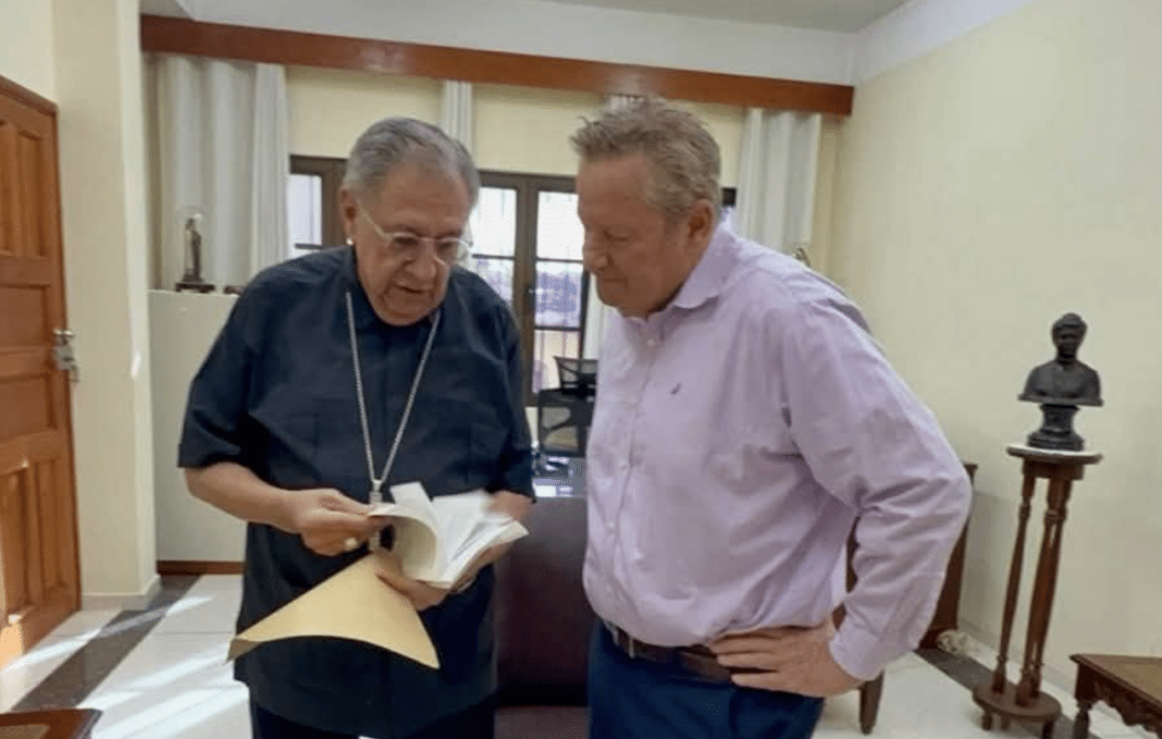Mike Hammer llega a Villa Clara para comprobar cómo se reparte la ayuda de EEUU directamente a los cubanos